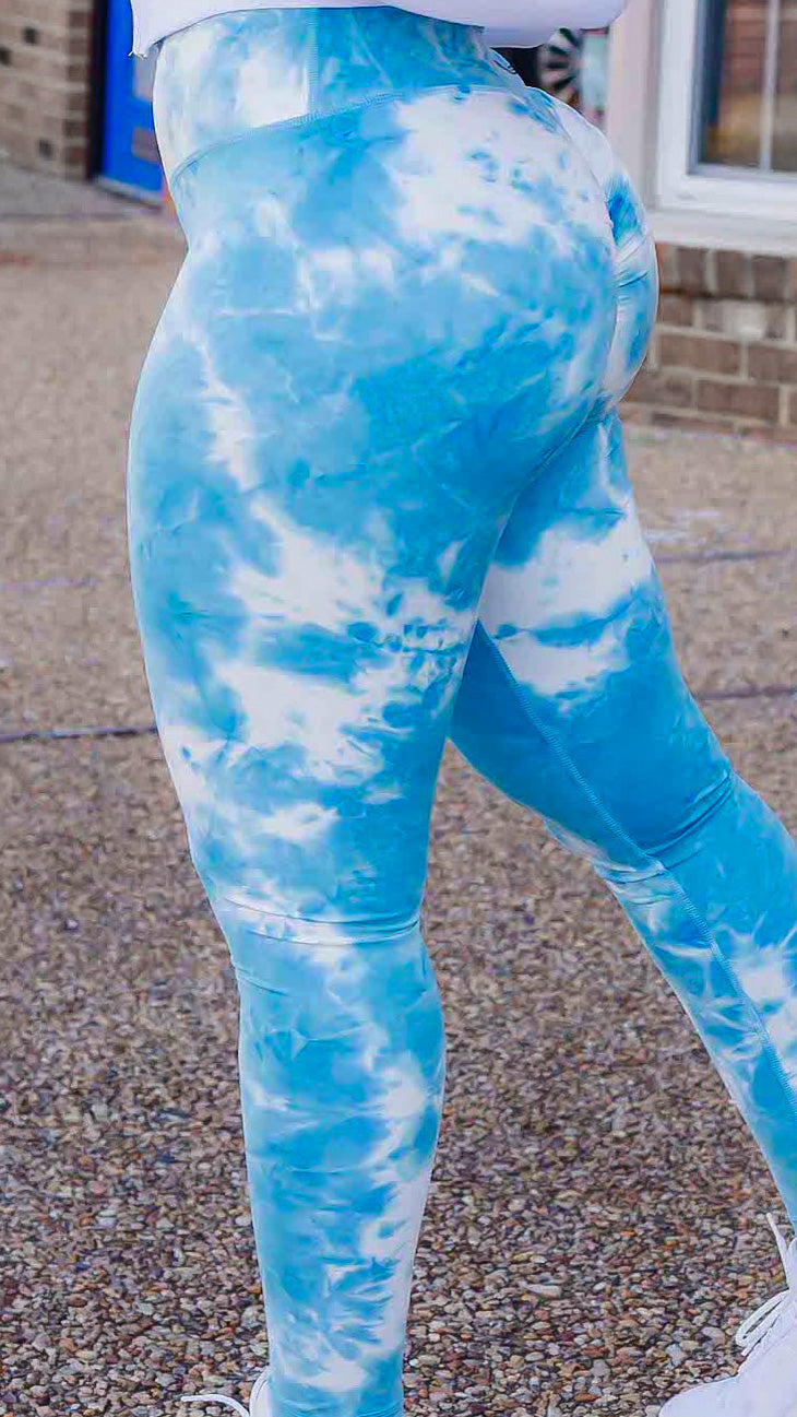 Another angle of a model showing the scrunch design of the Curve Classic Leggings in Marble Blue. 