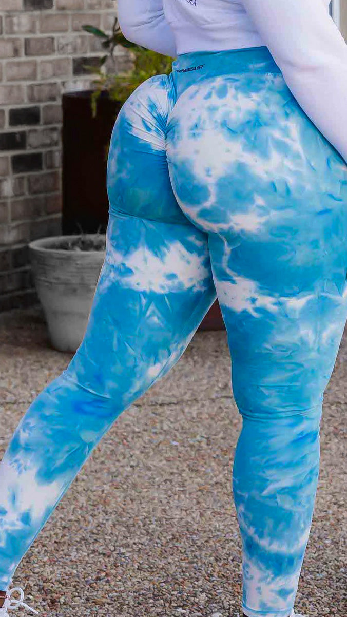 A model showing off the scrunch part of the Curve Classic Leggings in Marble Blue.